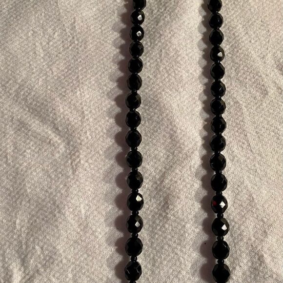 Vintage Jet Black Faceted Glass Bead Necklace~Hollywood Classic - Picture 2 of 10